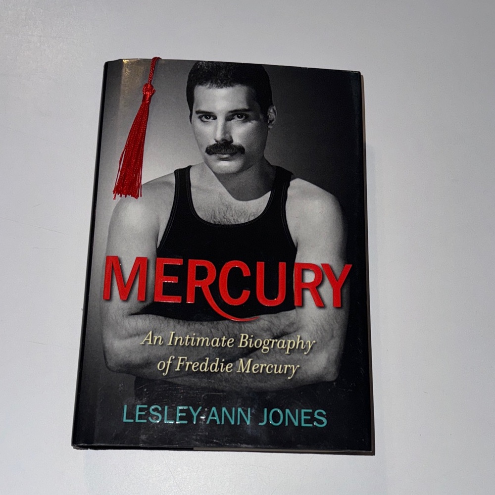 Freddie Mercury‎ Biography Book by Lesly-Anne Jones